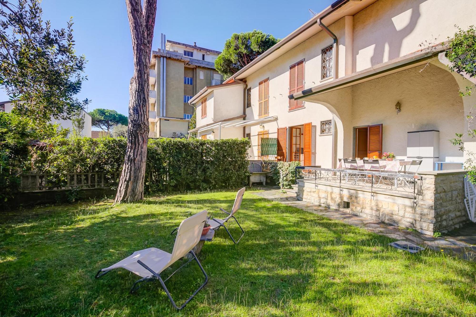 Casa Maddalena Al Mare 600M From Sea - Happy Rentals مارينا دي بييتراسانْت المظهر الخارجي الصورة