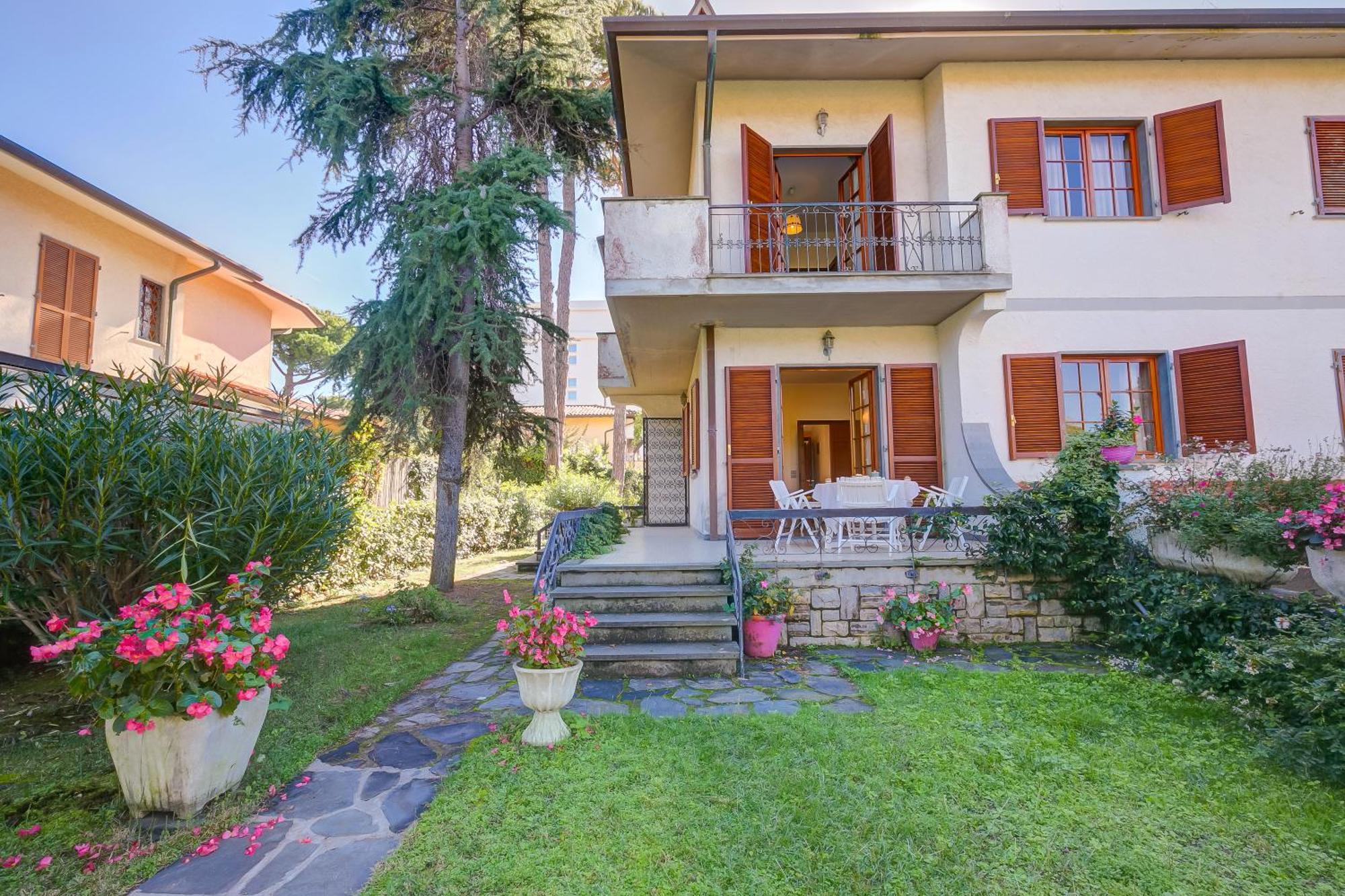 Casa Maddalena Al Mare 600M From Sea - Happy Rentals مارينا دي بييتراسانْت المظهر الخارجي الصورة