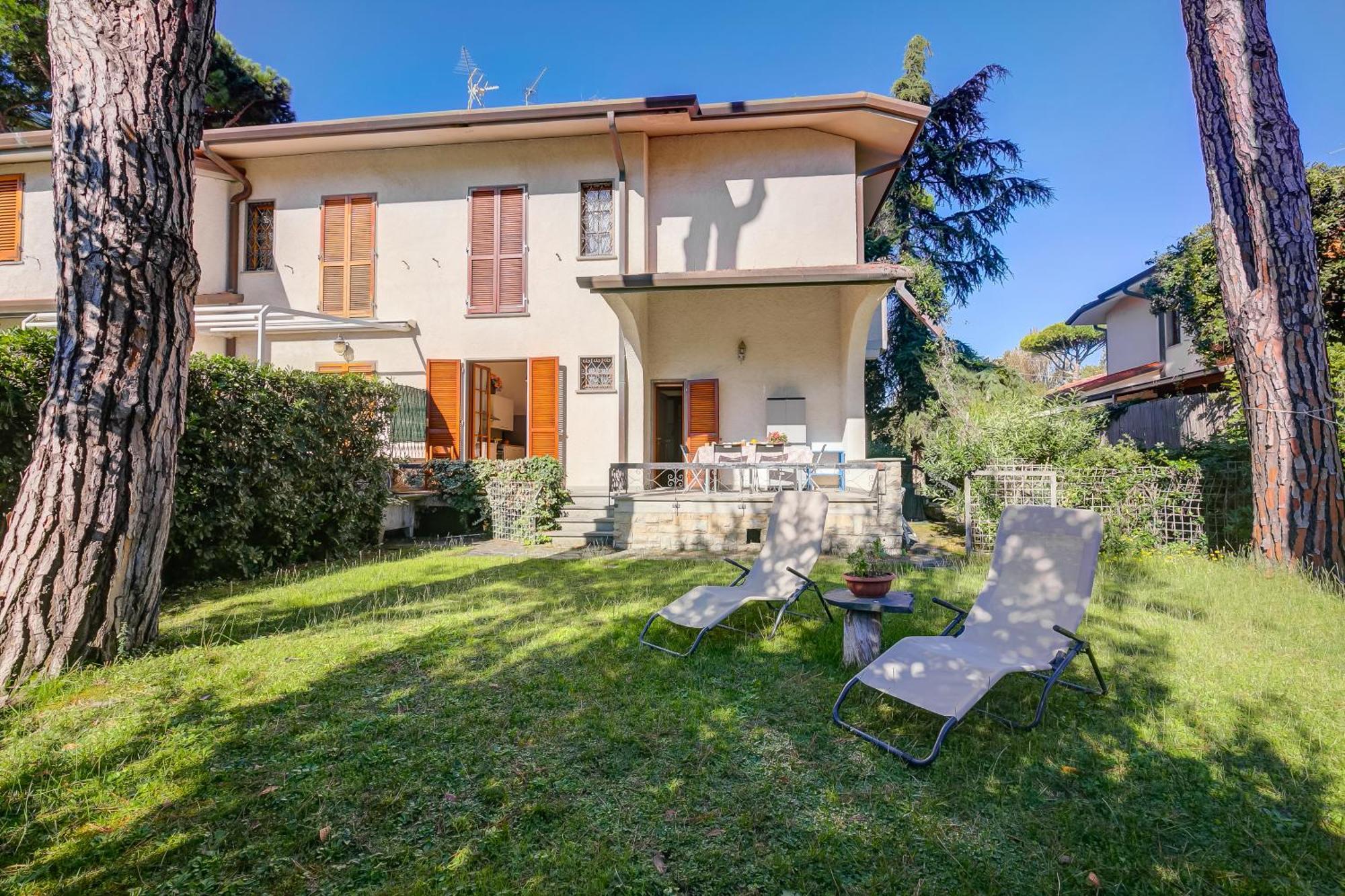 Casa Maddalena Al Mare 600M From Sea - Happy Rentals مارينا دي بييتراسانْت المظهر الخارجي الصورة